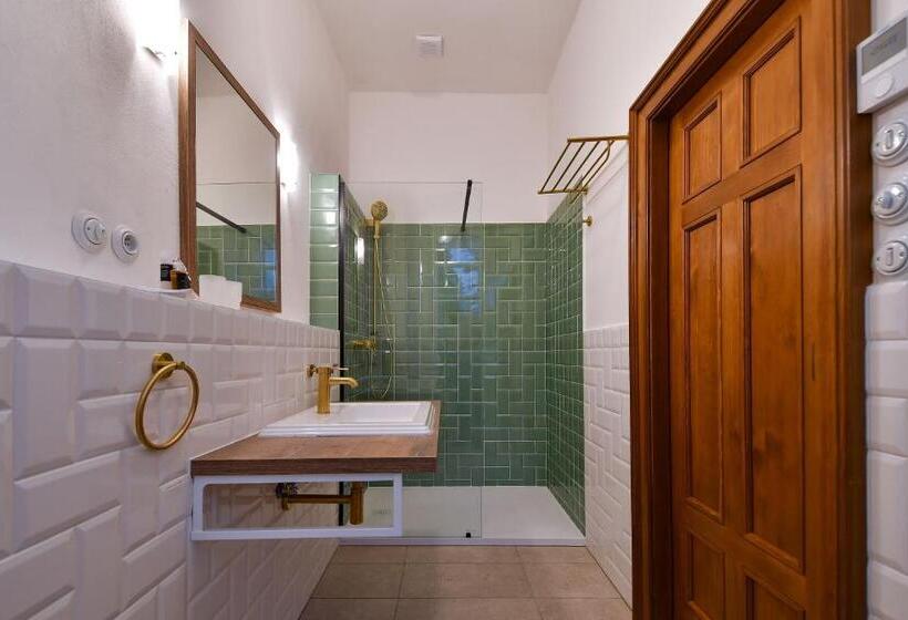 מיטה בחדר משותף, Zámek Castle Račice   Předzámčí Forecastle