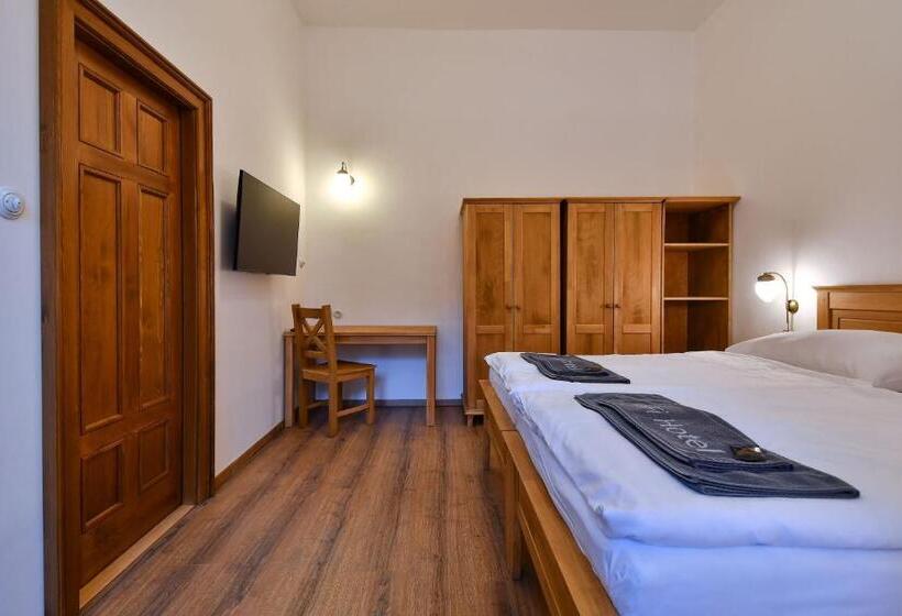 מיטה בחדר משותף, Zámek Castle Račice   Předzámčí Forecastle