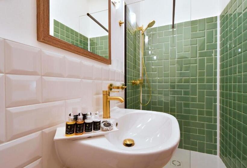 מיטה בחדר משותף, Zámek Castle Račice   Předzámčí Forecastle