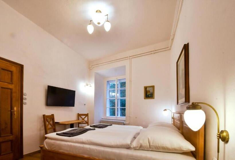 מיטה בחדר משותף, Zámek Castle Račice   Předzámčí Forecastle