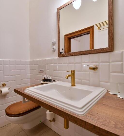 מיטה בחדר משותף, Zámek Castle Račice   Předzámčí Forecastle