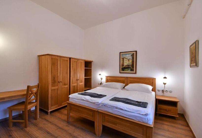 מיטה בחדר משותף, Zámek Castle Račice   Předzámčí Forecastle