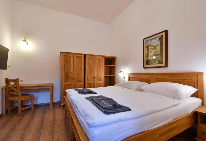 מיטה בחדר משותף, Zámek Castle Račice   Předzámčí Forecastle