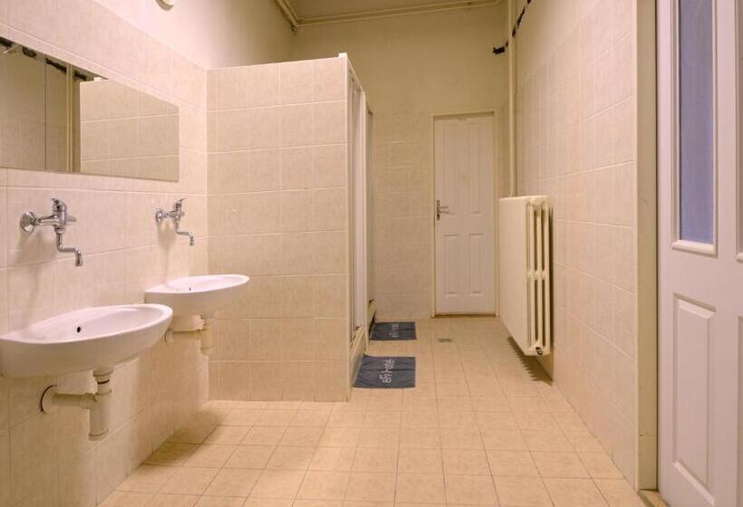 חדר סטנדרט לשלושה עם חדר אמבטיה משוף, Zámek Castle Račice   Předzámčí Forecastle