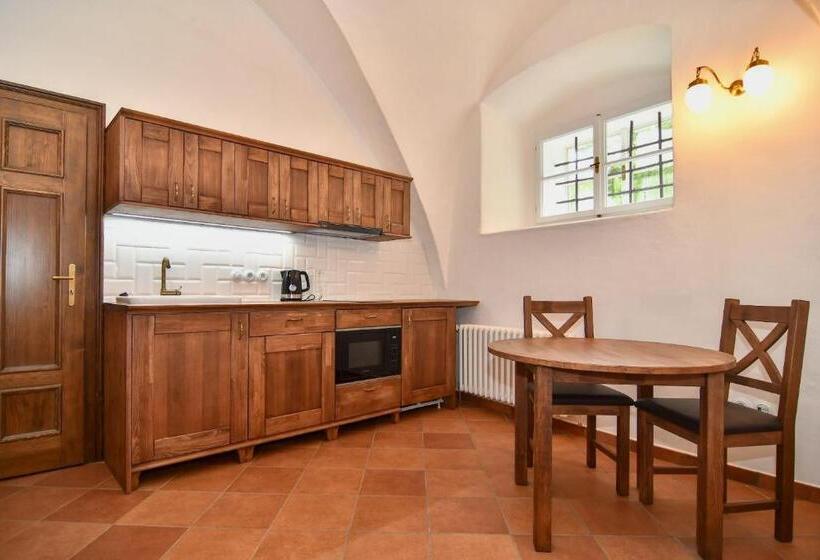 דירת חדר סופריור, Zámek Castle Račice   Předzámčí Forecastle