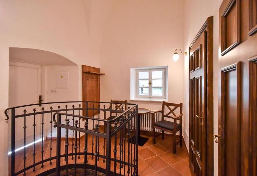 דירת חדר סופריור, Zámek Castle Račice   Předzámčí Forecastle