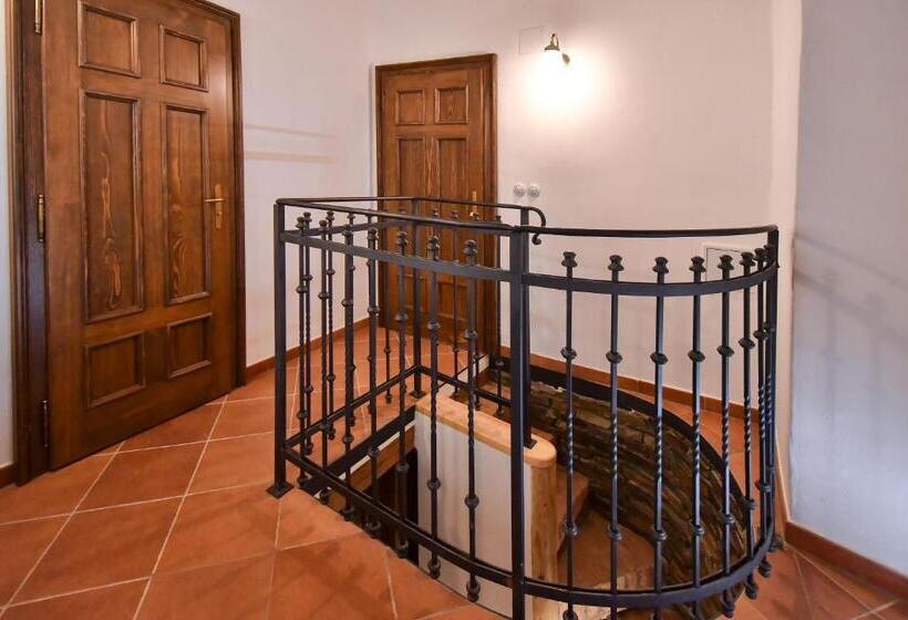 דירת חדר סופריור, Zámek Castle Račice   Předzámčí Forecastle