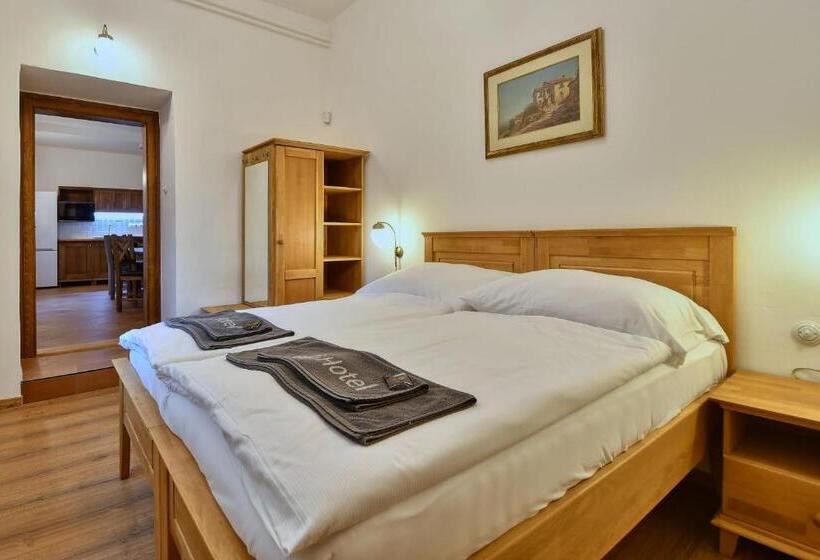 מיטה בחדר משותף, Zámek Castle Račice   Předzámčí Forecastle