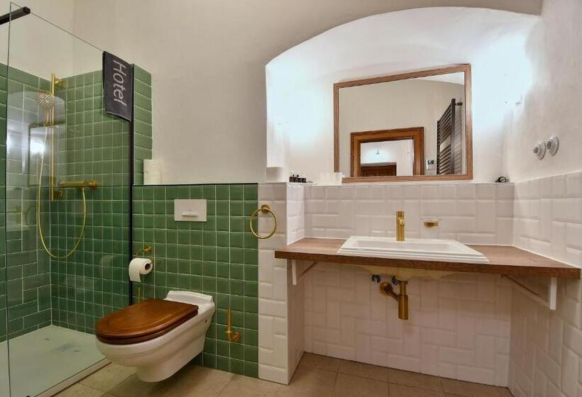 מיטה בחדר משותף, Zámek Castle Račice   Předzámčí Forecastle