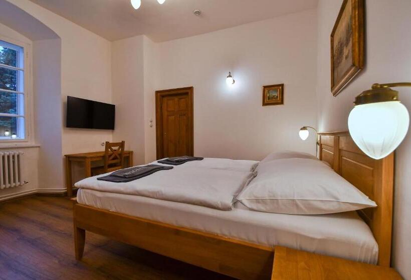 מיטה בחדר משותף, Zámek Castle Račice   Předzámčí Forecastle