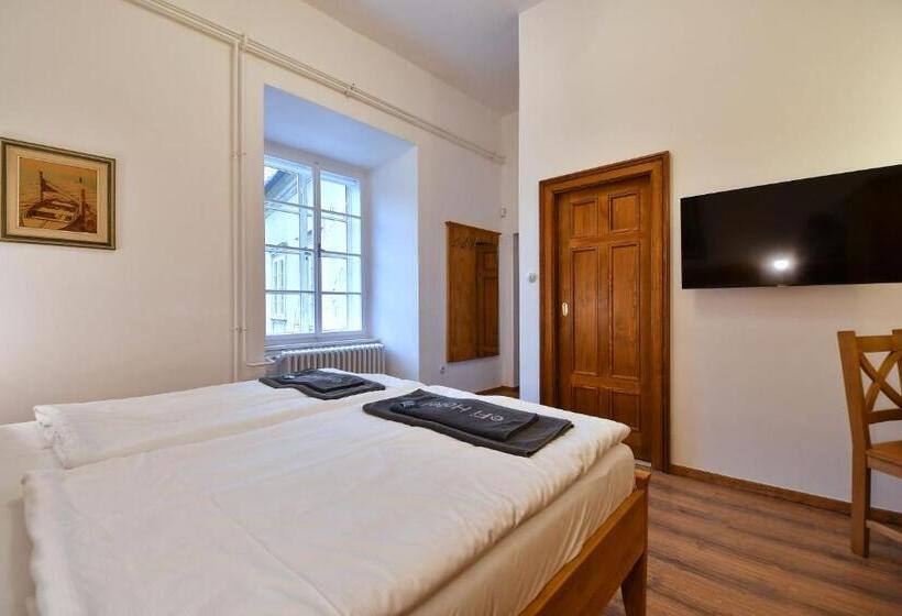 מיטה בחדר משותף, Zámek Castle Račice   Předzámčí Forecastle