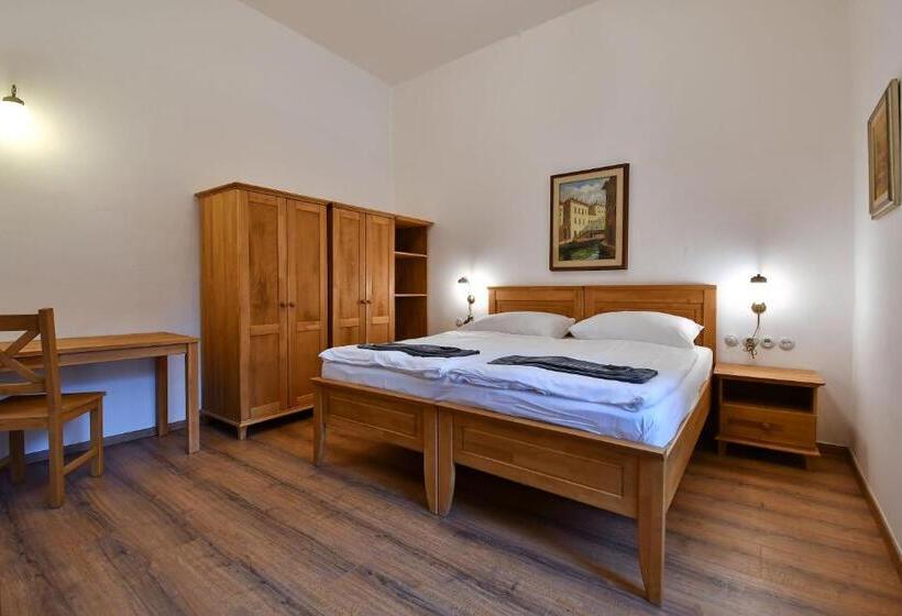 מיטה בחדר משותף, Zámek Castle Račice   Předzámčí Forecastle