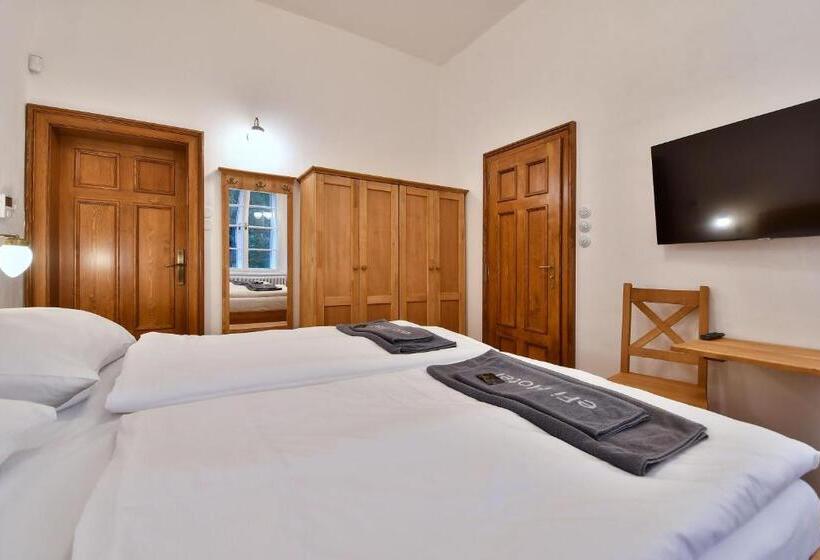 מיטה בחדר משותף, Zámek Castle Račice   Předzámčí Forecastle