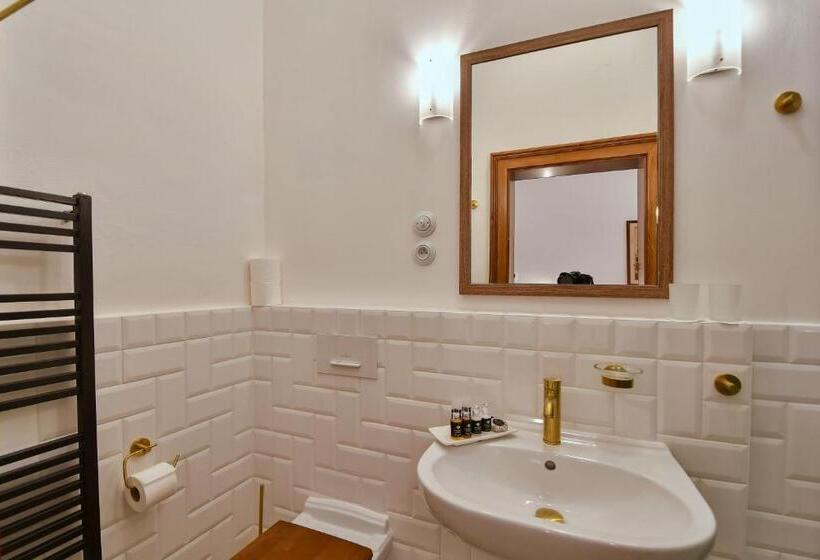 מיטה בחדר משותף, Zámek Castle Račice   Předzámčí Forecastle