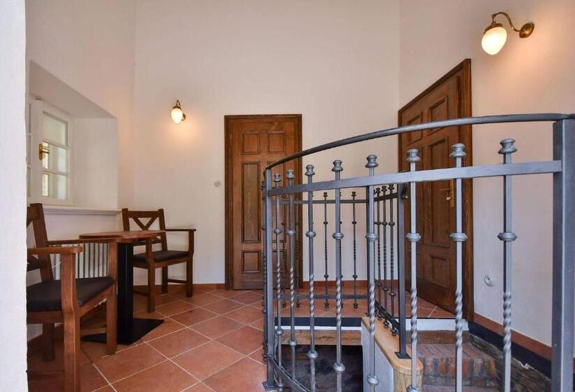 דירת חדר סופריור, Zámek Castle Račice   Předzámčí Forecastle