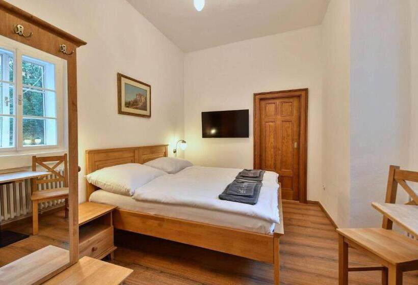 מיטה בחדר משותף, Zámek Castle Račice   Předzámčí Forecastle