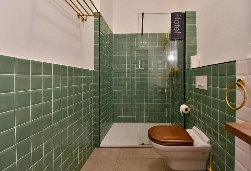 מיטה בחדר משותף, Zámek Castle Račice   Předzámčí Forecastle