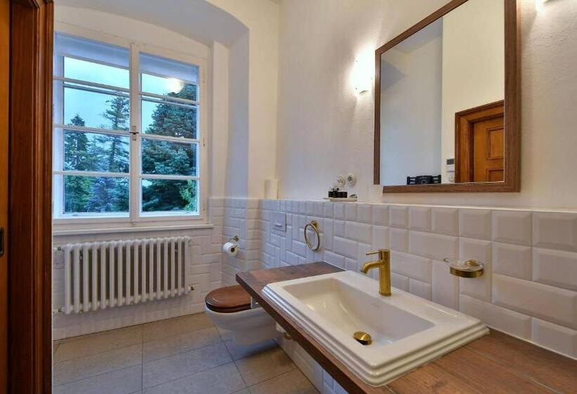 מיטה בחדר משותף, Zámek Castle Račice   Předzámčí Forecastle