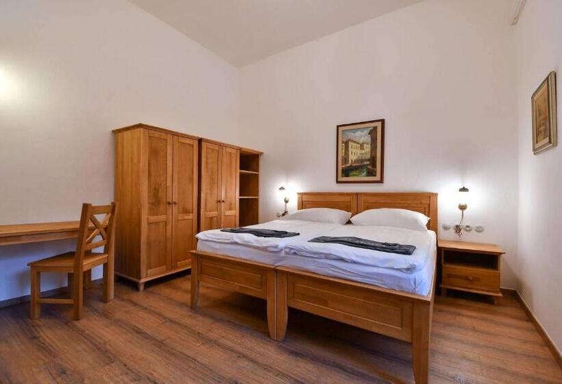 מיטה בחדר משותף, Zámek Castle Račice   Předzámčí Forecastle