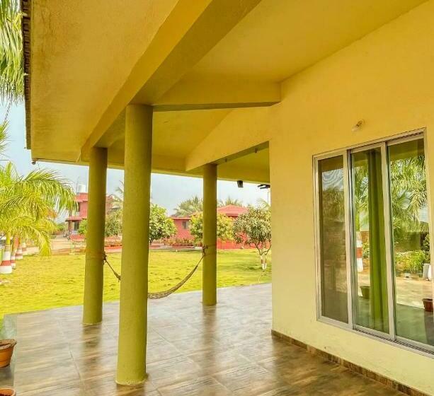 סוויטה, Beach Village Resort