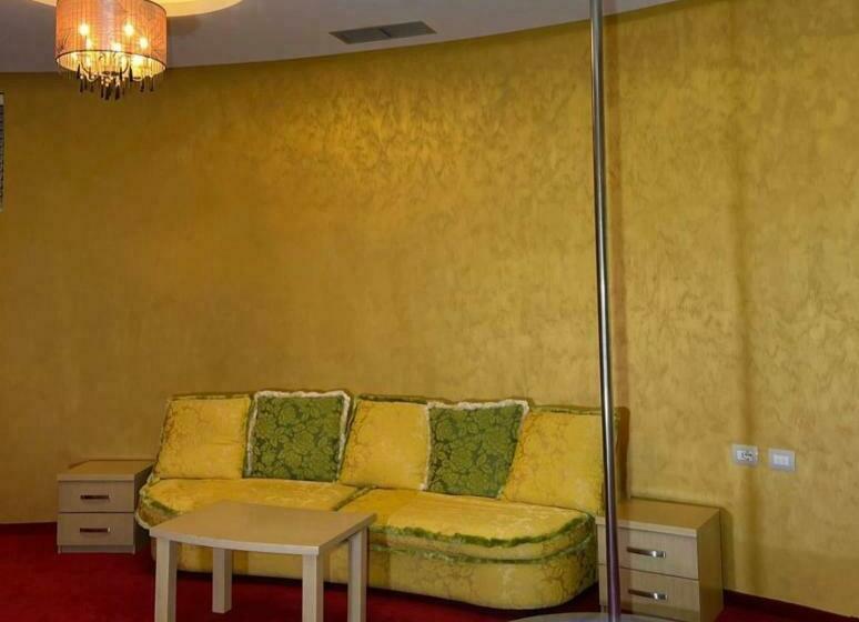 غرفة قياسية مزوَّدة بجاكوزي, Gjuta