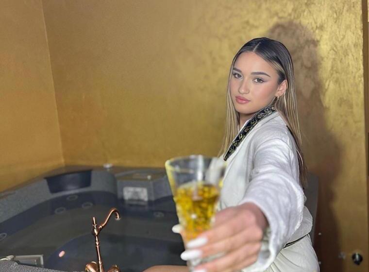 バスタブ付きスタンダードルーム, Gjuta