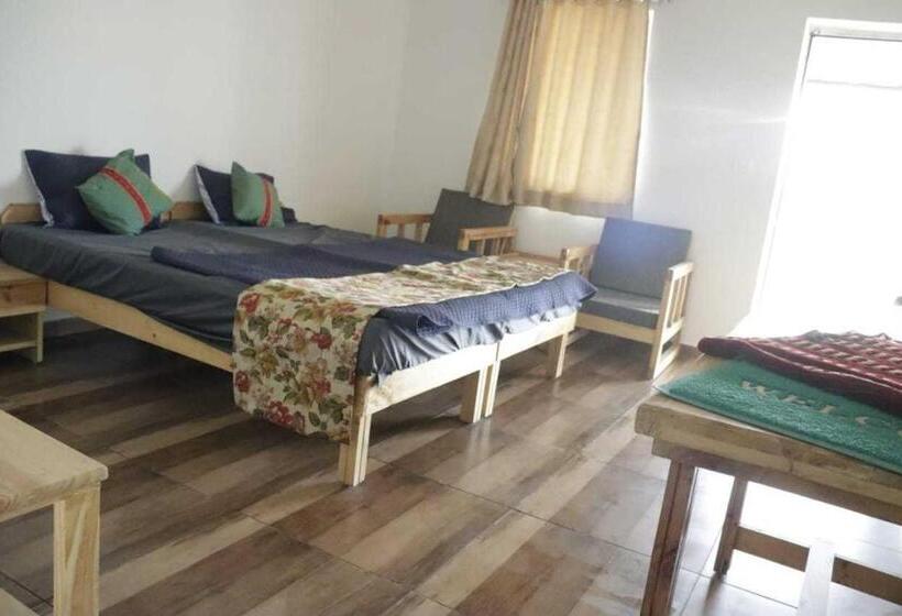 트리플 클래식 룸, Pop 701982 Camp Unity