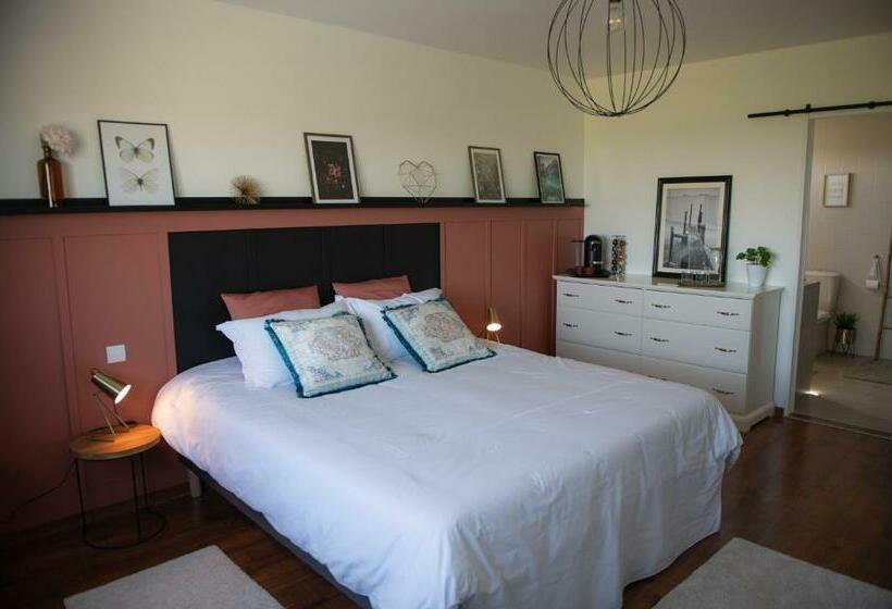 디럭스 룸 킹사이즈 침대, Home By Sab