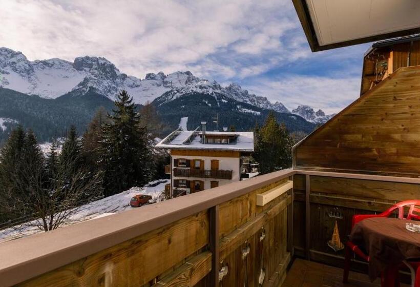 غرفة قياسية مزوَّدة بتراس, Dolomiti Di De Martin D Oscar