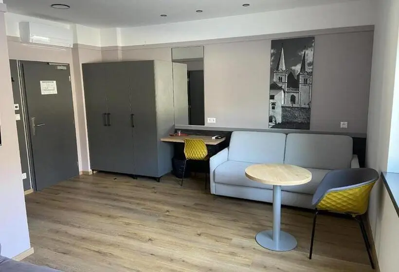 スイート, Tanker Apartments & Bistro čaradice