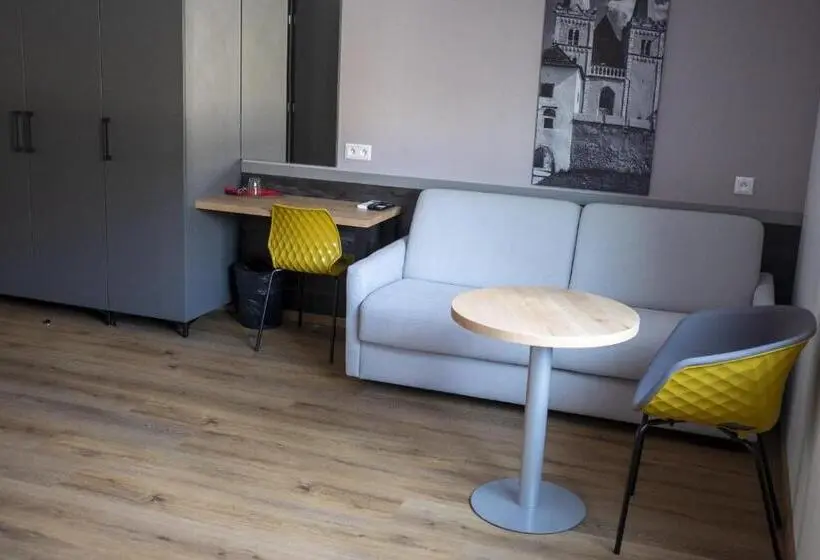スイート, Tanker Apartments & Bistro čaradice