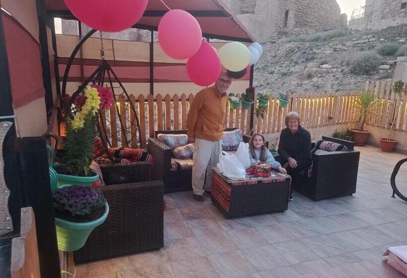 اتاق لوکس سه تخته, Bubble Castle House