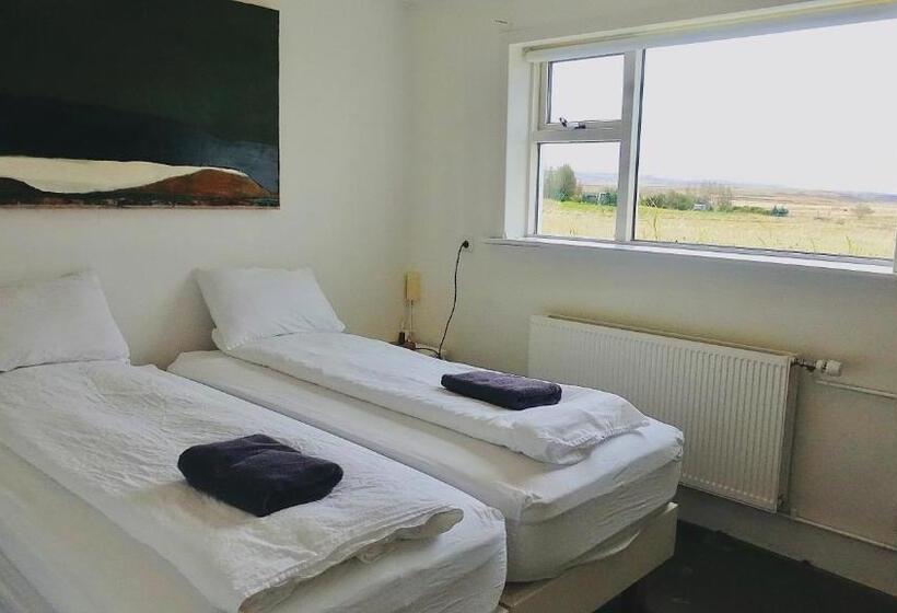 اتاق خانوادگی با چشمانداز باغ, Mengi Countryside