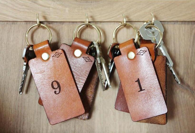 اتاق خانوادگی با چشمانداز کوه, Mengi Countryside