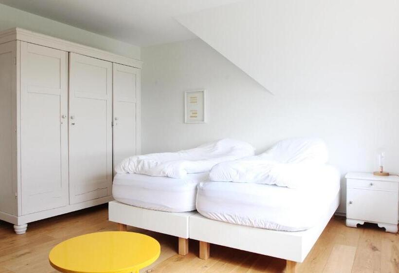 اتاق خانوادگی با چشمانداز کوه, Mengi Countryside