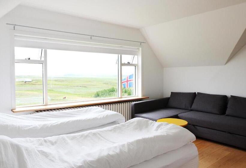 اتاق خانوادگی با چشمانداز کوه, Mengi Countryside