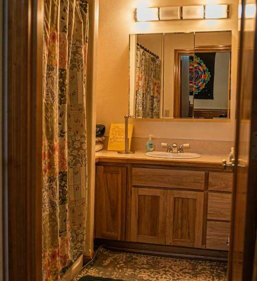 غرفة أساسية, Healing Ponds Farm