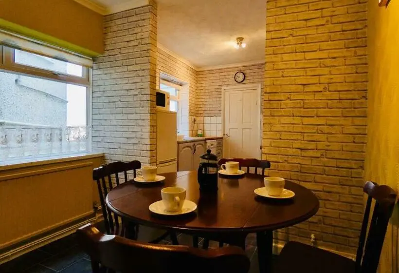 スタンダードルーム, Hill Breeze House