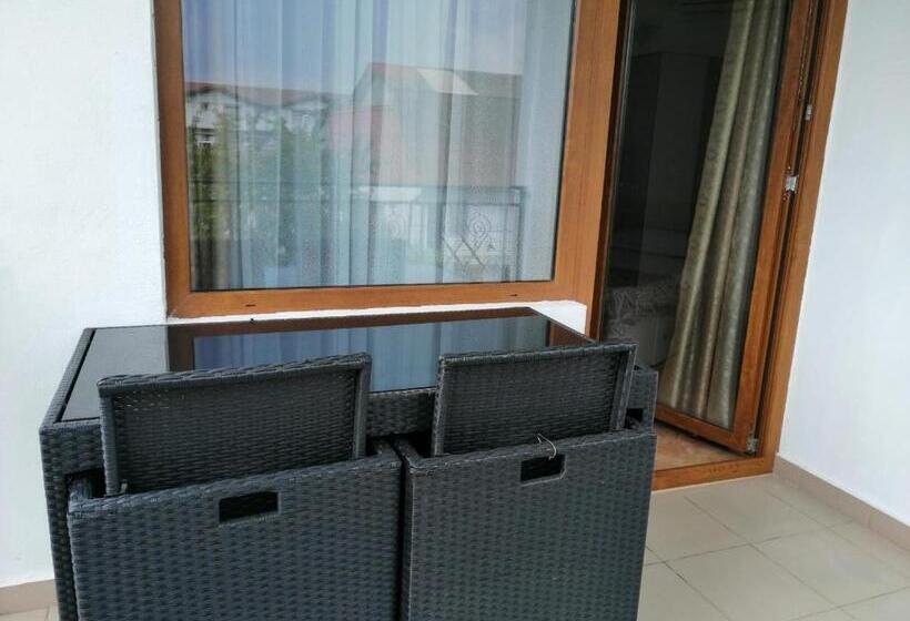 اتاق خانوادگی, Pensiunea Miraj