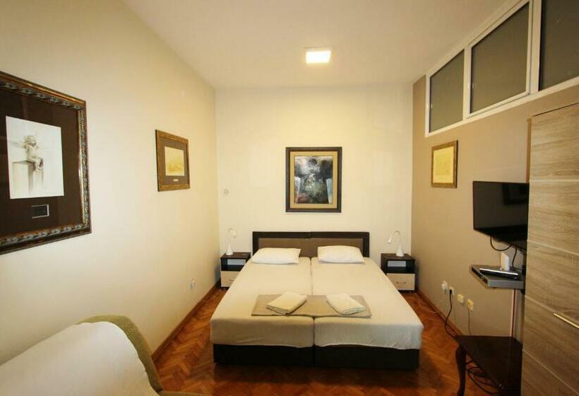 اتاق استاندارد با بالکن, Art Guesthouse