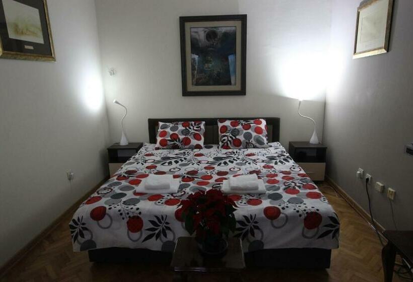 اتاق استاندارد با بالکن, Art Guesthouse