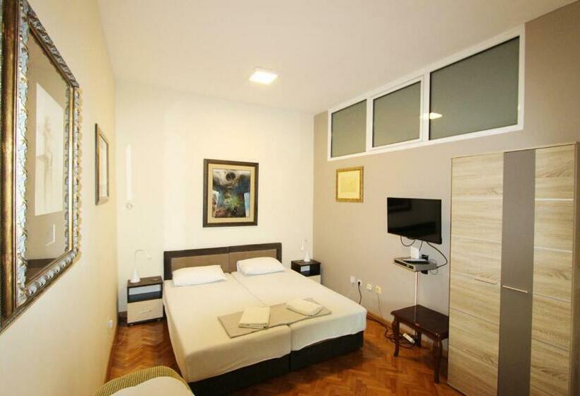 اتاق استاندارد با بالکن, Art Guesthouse