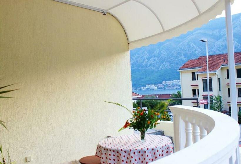 اتاق استاندارد با بالکن, Art Guesthouse