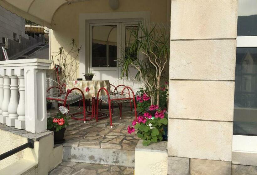 اتاق استاندارد با بالکن, Art Guesthouse