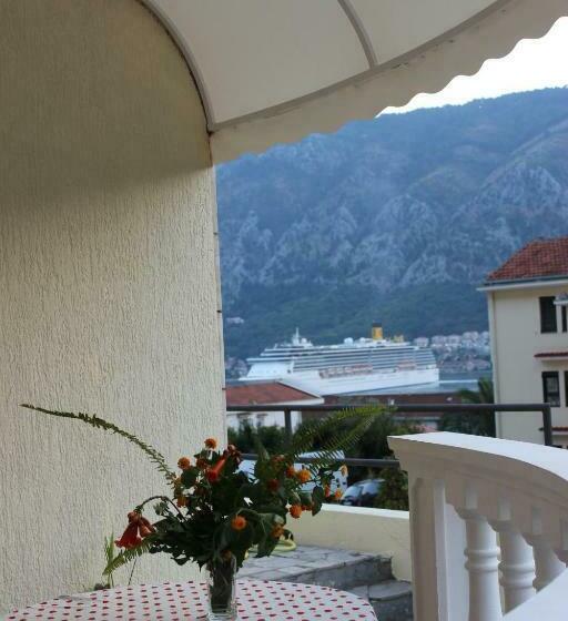 اتاق استاندارد با بالکن, Art Guesthouse