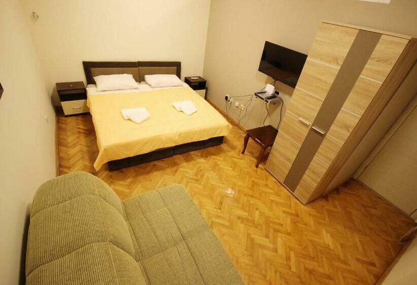 اتاق استاندارد با بالکن, Art Guesthouse