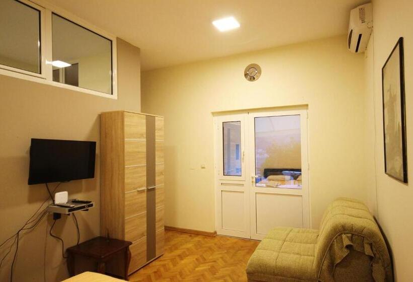 اتاق استاندارد با بالکن, Art Guesthouse