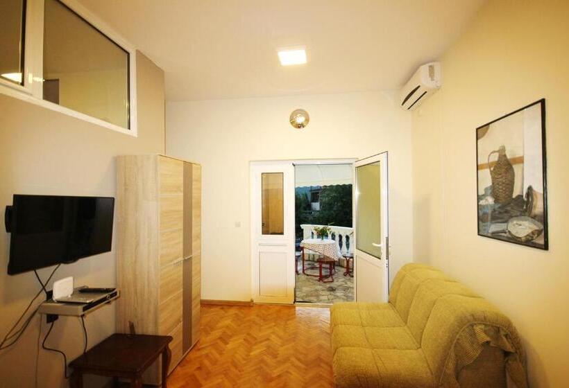 اتاق استاندارد با بالکن, Art Guesthouse