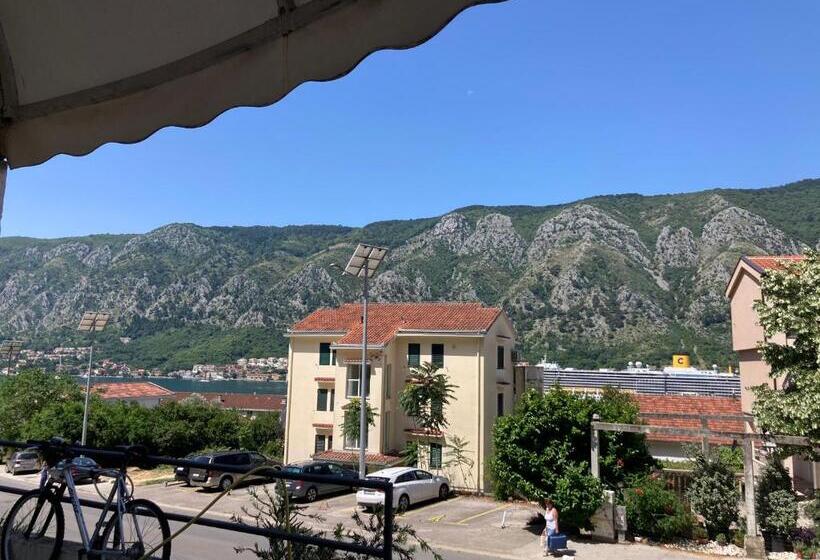 اتاق استاندارد با بالکن, Art Guesthouse