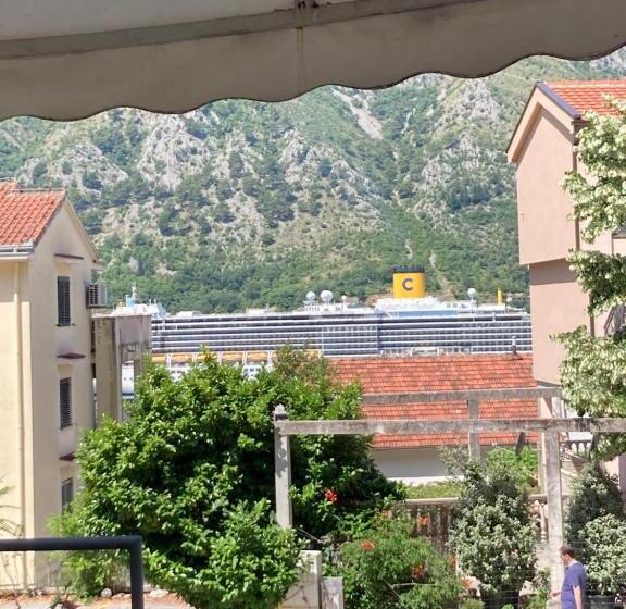 اتاق استاندارد با بالکن, Art Guesthouse